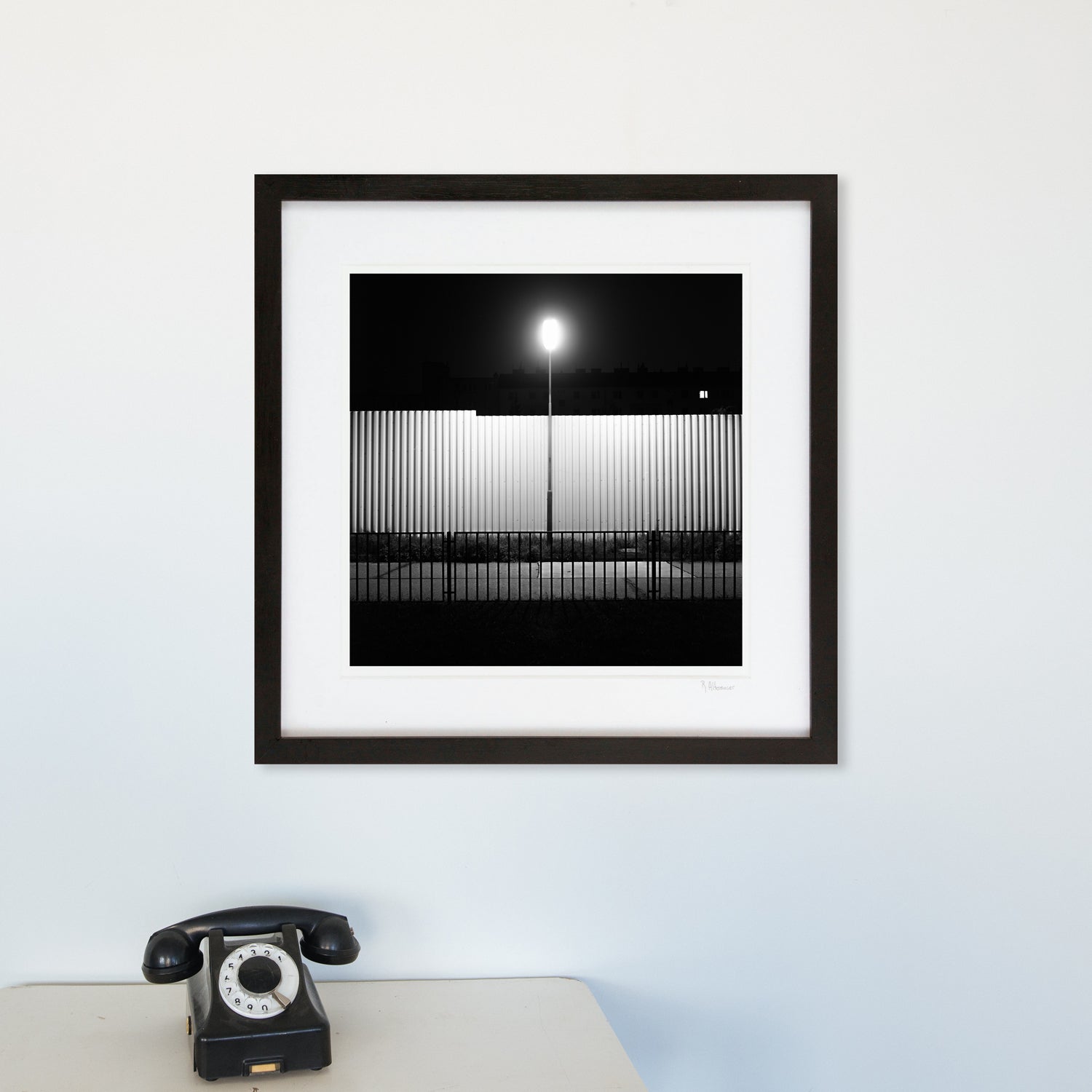 Searching for Light - Mauer mit Lampe