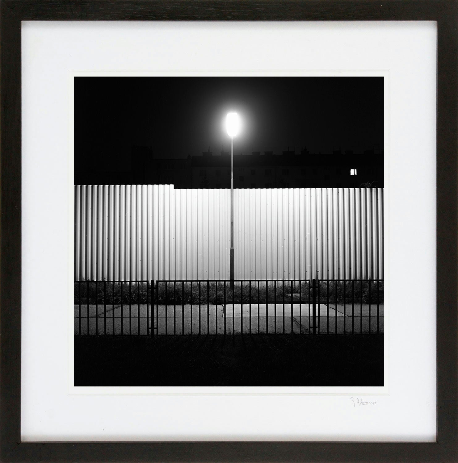 Searching for Light - Mauer mit Lampe